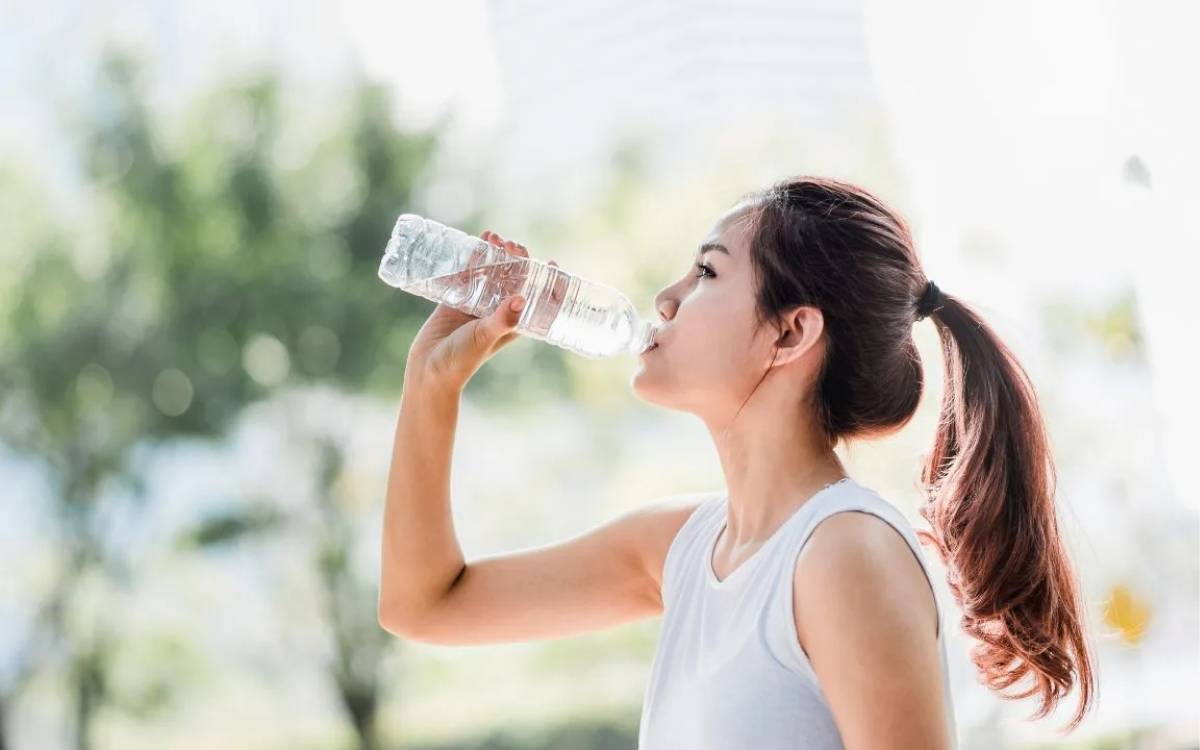 Bạn nên uống đủ nước mỗi ngày để có một mái tóc khoẻ mạnh