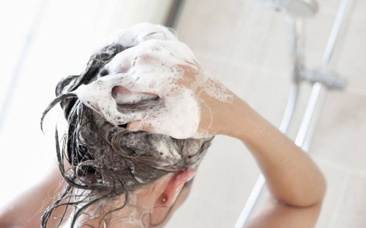 Cào da đầu quá mạnh có thể gây tổn thương da đầu
