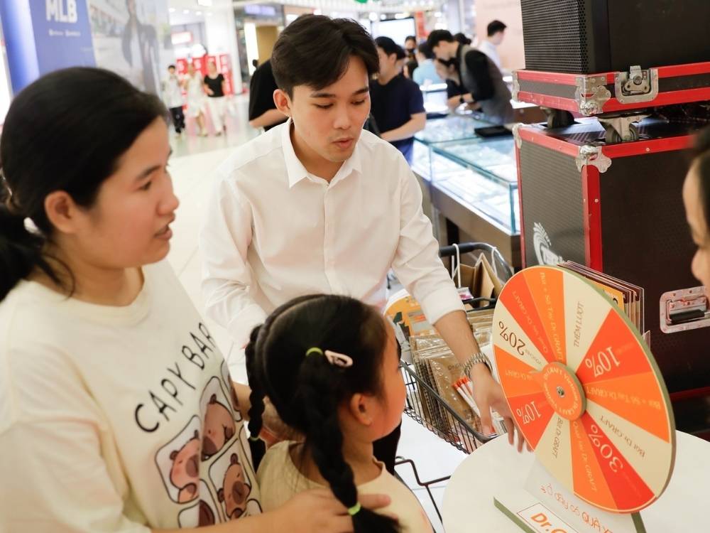 Các hoạt động giải trí hấp dẫn thu hút nhiều người xung quanh