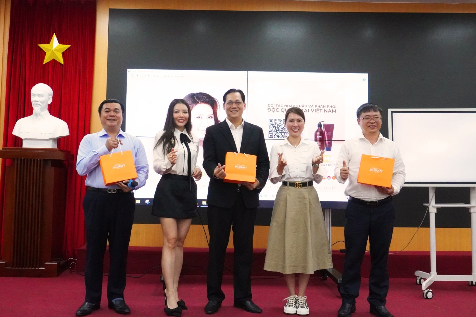 Dr. Graft chụp hình lưu niệm