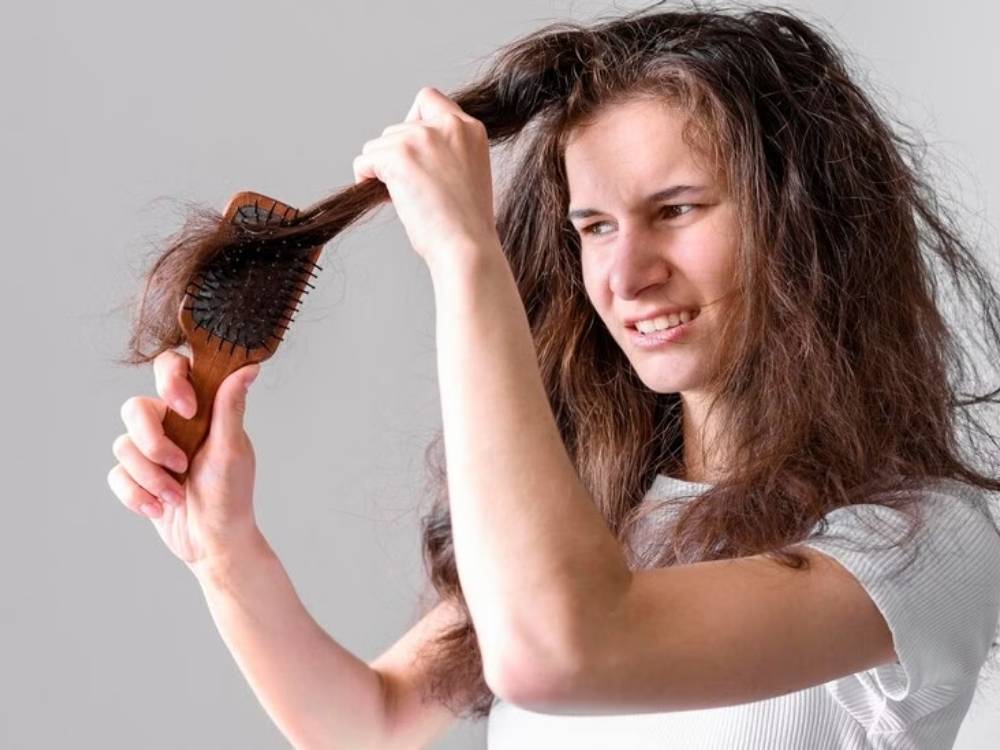 Tần suất tạo kiểu dày đặc khiến tóc yếu và gãy rụng
