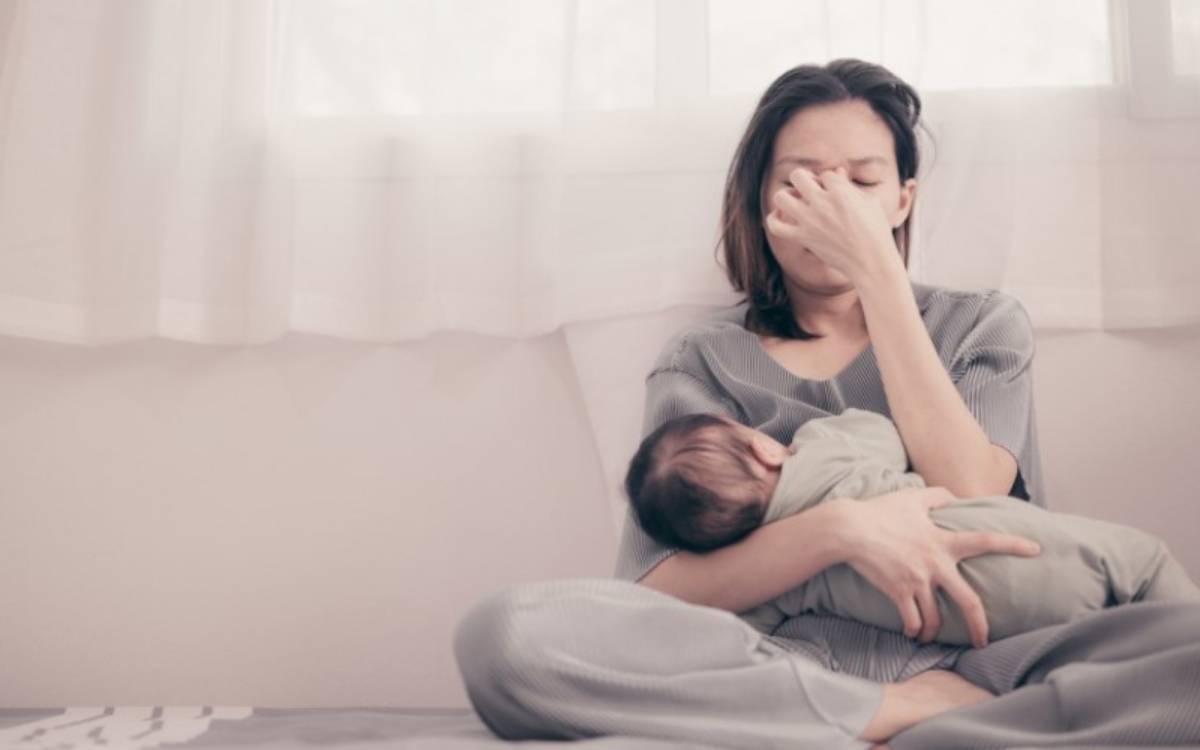 Mẹ bỉm sau sinh bị thường xuyên bị rụng tóc nhiều
