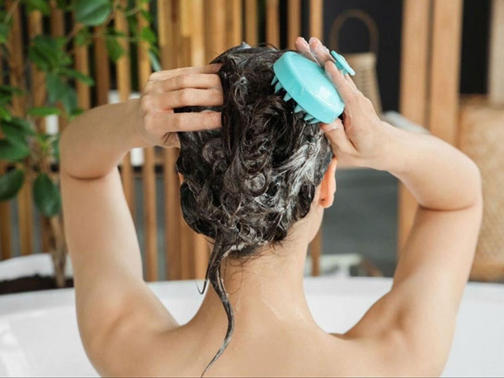 Massage khi gội đầu