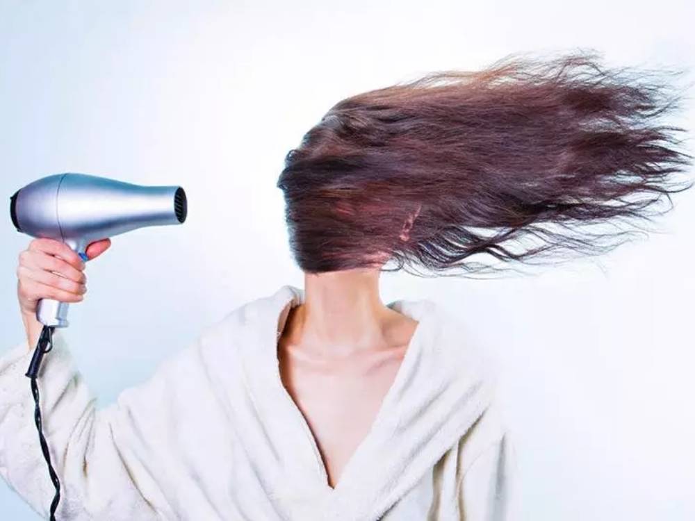 Lạm dụng nhiệt độ và hoá chất khiến tóc trở nên khô và xơ