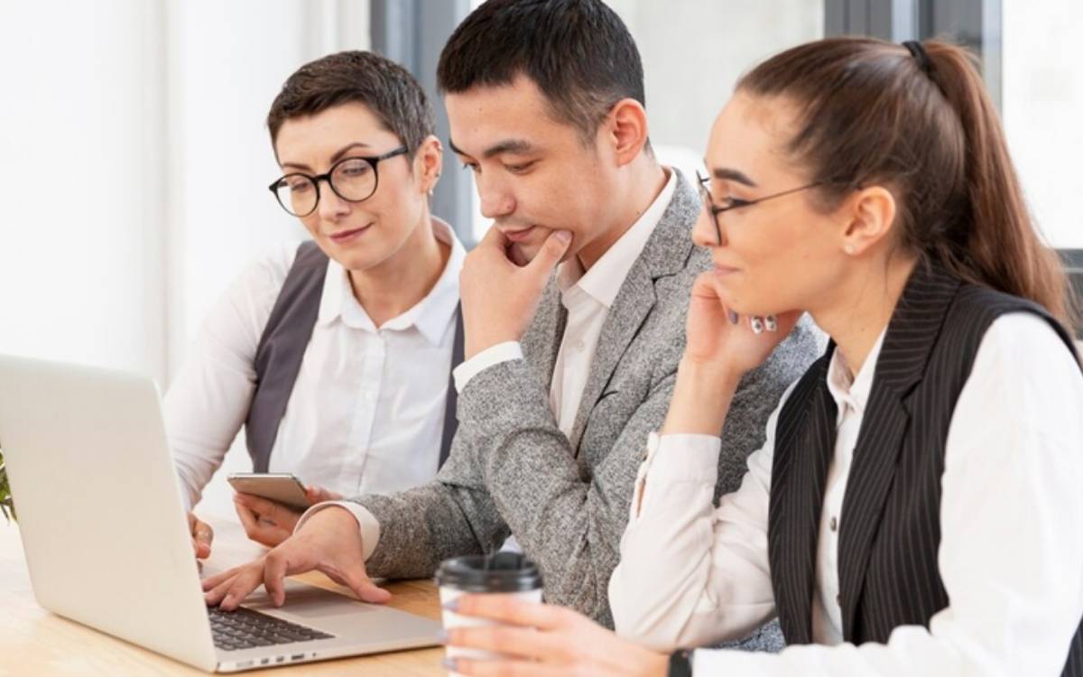 Nhân viên văn phòng bận rộn thường không có thời gian chăm sóc tóc