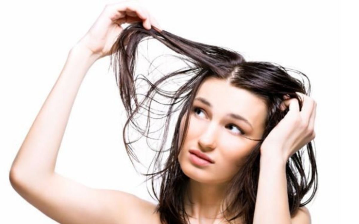 Tóc dầu khiến bạn có cảm giác bị bết