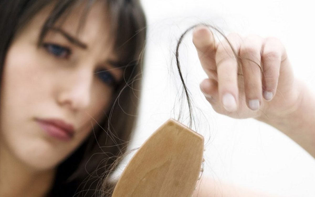 Tóc gãy rụng cần được trị tận gốc