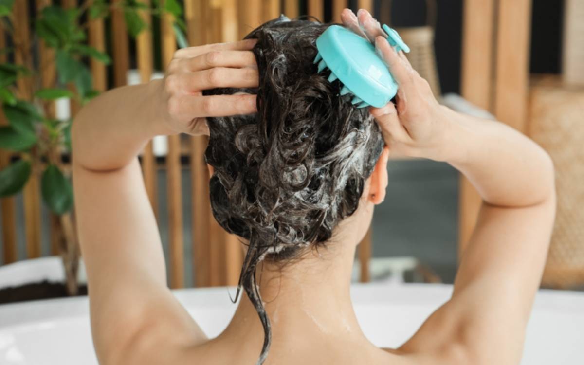 Tần suất gội đầu quá nhiều khiến da đầu bị khô