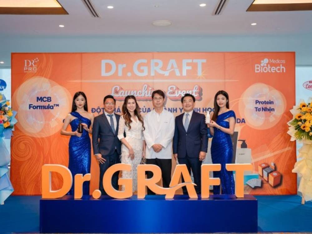 Từ trái qua phải, Ông CÙ QUỐC VIỆT (CFO-Dr Pro), Bà NGỌC MINH (CEO-Dr Pro), Dr.YOO WON MIN (Nhà nghiên cứu, Giáo sư, Tiến sĩ, Bác sĩ  Dr Graft). Ông SOONCHEOL DANIEL KIM (CEO Medicos Biotech)