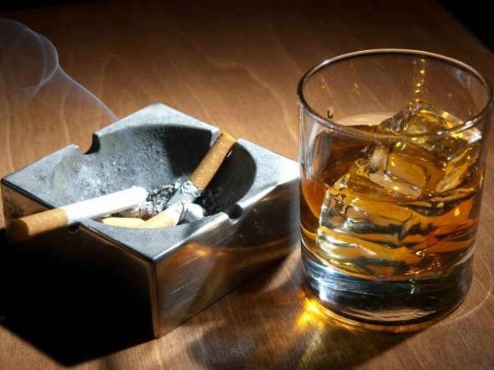 Thuốc lá và rượu bia chứa những chất độc hại gây nên tình trạng rụng tóc